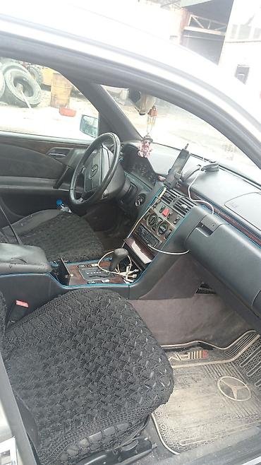 Mercedes-Benz: Mercedes-Benz E‑Class (W210) sedan - Kuzov: sedan, gümüşü rəng - — 4