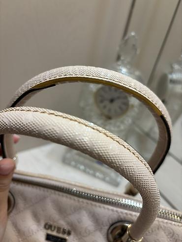 gues: GUESS orijinal qadın çantası - Model: Top-handle bauletto tipli əl — 2