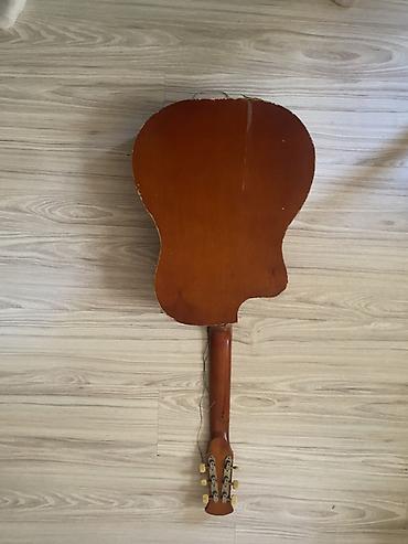 gitara capo: Kohnə gitaralardan . vəzzitəti yaxşı amma strunları təmirə ehtiyaci — 1