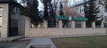 mebel skaflar: QALA Restoran – geniş və işıqlı zalı, rahat oturma qrupları və bar — 4