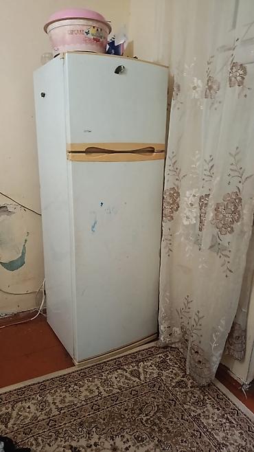 İki qapılı soyuducu - Klassik ağ rəngdə, üst kamera dondurucu, alt