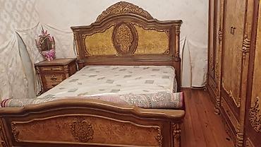 taxta stul: Klassik üslubda, oyma naxışlı dəbdəbəli mebel dəsti. Tərkibi: - — 1