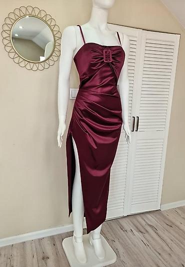 lasocki baletanke: Elegantna satenska haljina u boji bordo vina. - Model: midi dužina — 1