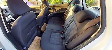hyundai salon: Hyundai i10, ağ rəng, 5 qapı, kompakt hetçbek. Texniki və komfort — 4