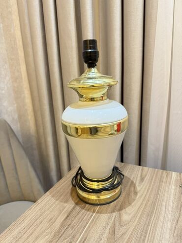 Stol lampaları: Ağ və qızılı rənglərdə, dekorativ stolüstü lampa. Klassik dizaynı ilə
