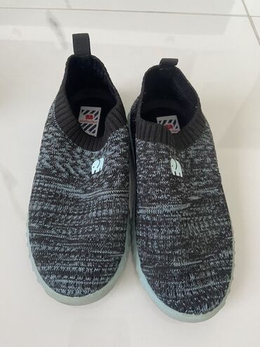 Patike: Komplet dečije obuće koji uključuje bele sportske patike sa čičak — 12