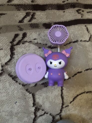 günəş paneli projektor: Bənövşəyi rəngdə kukla fiquru formasında masa üstü mini ventilyator və