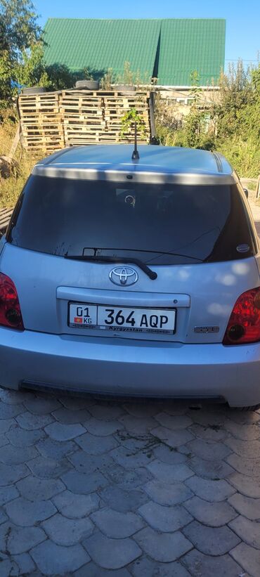 Toyota: Toyota ist: 2002 г., Хэтчбэк