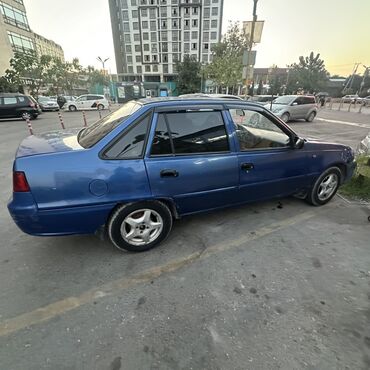 деу нексия 1: Синий седан Daewoo Nexia, компактный автомобиль с четырьмя дверями