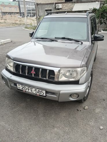 İnformatika: Gümüşü rəngli, 5 qapılı Mitsubishi Pajero iO SUV, şəhər yolları və
