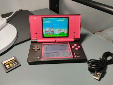 скачать игры на пс3: Портативная игровая консоль Nintendo DSI в черно-розовом корпусе