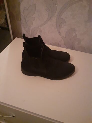 туристические мужские ботинки: Gencede satilir nabuk botinka razmer 40