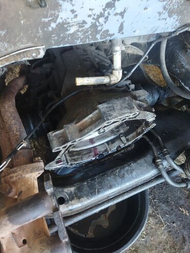 sürət qutusu: Avtomobil üçün ötürmə qutusu (sürətlər qutusu) hissələri - Şəkildə