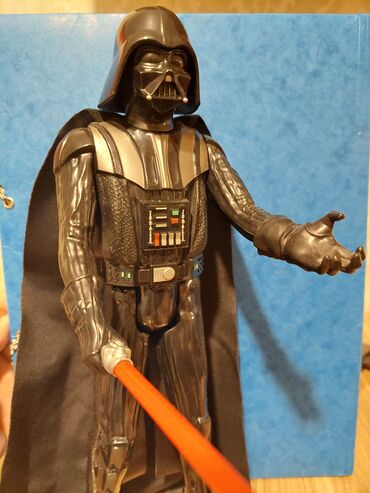 usaq yemek masa: Darth Vader orijinal 2013 Hasbro fiquru. 100 dollara amerikadan