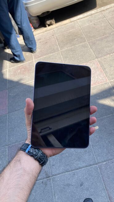 Apple iPad: Heçbir Problemi Yoxdur, Borc Xərc Çox Olduğundan Satıram. Real