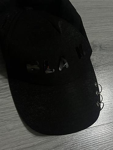 Qara beysbol papağı – urban stil - Rəng: qara - Ön hissədə parlaq