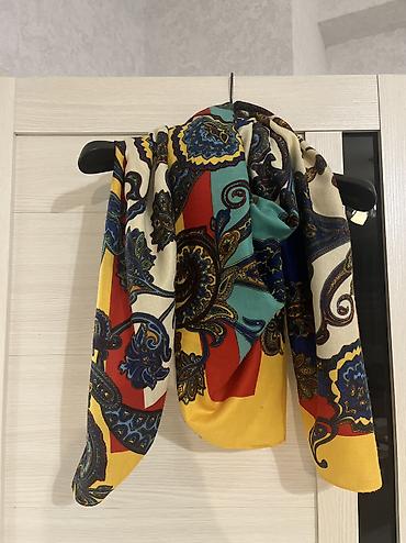 Платок Etro. Оригинал. Размер 135см*130см. Шерсть. Можно носить как