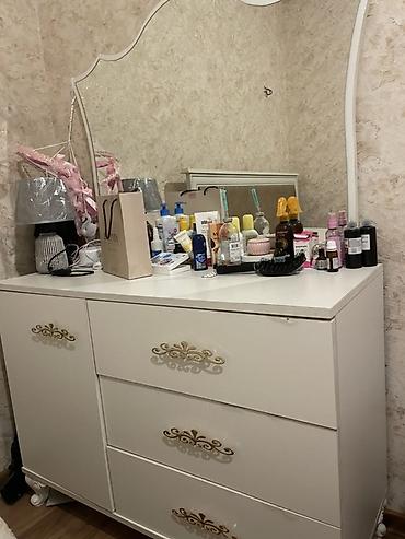 Ağ rəngli, güzgülü komod təqdim olunur. Model klassik üslubda lalafo.az -da Ağ rəngli, güzgülü komod təqdim olunur. Model klassik üslubda