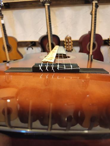valencia gitara: Klassik gitara Model:Valencia VC263CSB Simlərin sayı: 6 Üst:Sitka — 2
