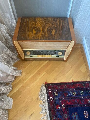 Dinamiklər və kolonkalar: Bu vintage radio modeli, klassik və zərif bir görünüşə malikdir. Taxta