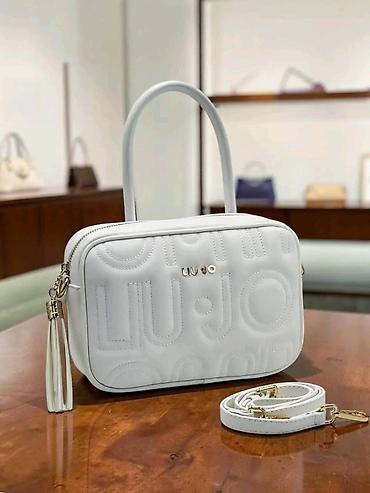 dekolte ili deholte: Liu Jo crossbody torba – model sa reljefnim monogramom - Kompaktna — 6
