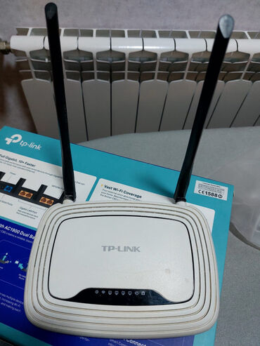 Modemlər və şəbəkə avadanlıqları: TP-Link şirkətinin iki antenalı, ağ rəngli simsiz marşrutlayıcısı