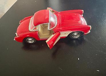 Qırmızı 1957 Chevrolet 
Oyuncaq maşın. Heç kim oynamayıb, yeni qalıb