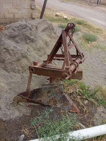 Tullantı qabları: Traktor üçün asqılı kotan/pluq - 3 nöqtəli asqı sisteminə uyğun metal