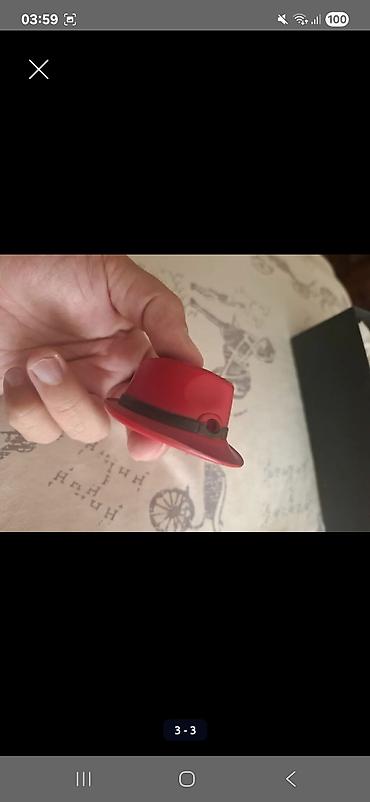 şlyapa: Qırmızı rəngdə mini şlyapa formalı musiqili brelok/oyuncaq - — 1