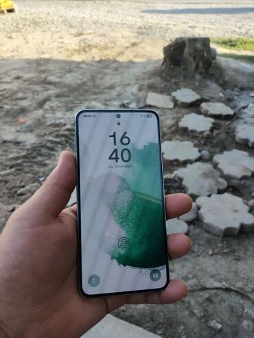 ноудбук ош: Смартфон с безрамочным дисплеем и фронтальной камерой в отверстии по