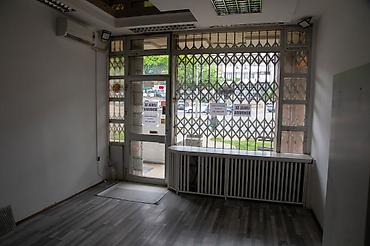 prodavnica amblema: Lokal ima izlog prema ulici, nalazi se preko puta benzinske pumpe na — 4