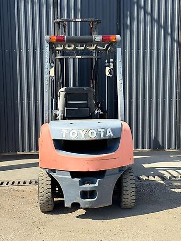 вилочный погрузчик тойота: Погрузчик, Toyota, 2011 г., Колесный, Вилочный — 6
