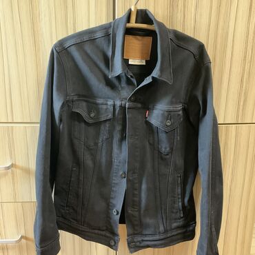джинсовая куртка с мехом levis: Мужская куртка, M (EU 38), LeviS, Б/у, цвет - Черный, Платная доставка, Самовывоз
