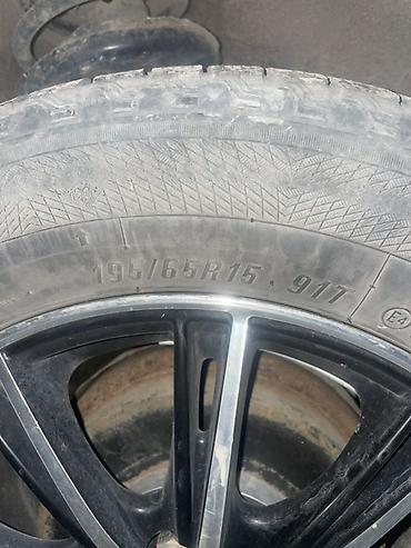 зеркало 30: Колесо в сборе: шина 195/65 R15 91T на литом диске+ 2 зимние шины - — 1