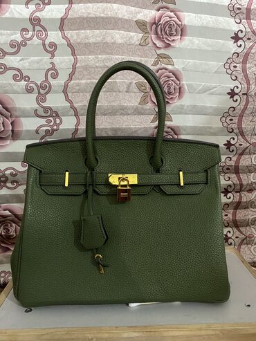 женскую сумку зеленого цвета: НОВЫЙ НОСИЛА НЕСКОЛЬКО РАЗ Цвет: хаки Размер: 30 см Есть длинный