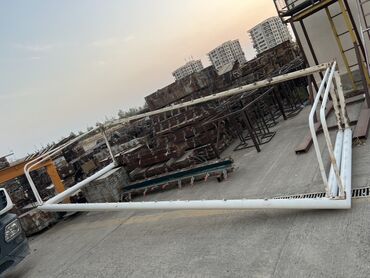 İdman qidaları: Futbol qapısı möhkəm metal konstruksiyaya malikdir və ağ rəngdədir. Bu