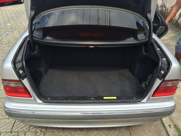 Mercedes-Benz: Mercedes-Benz E 240: 2.6 l | 2000 il Sedan — 2