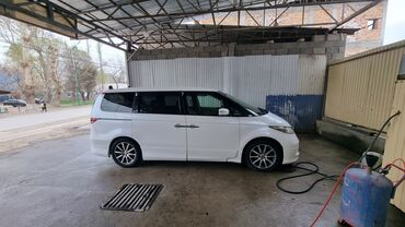 Honda: Белый минивэн Honda. Автомобиль оснащен тонированным лобовым стеклом с — 3