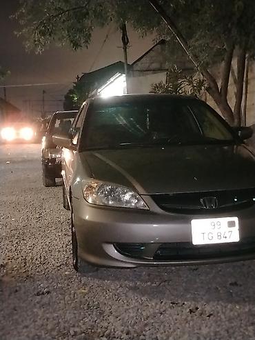 civic: Honda Civic – sedan, gümüşü rəng. - Korpus: 4 qapı, aerodinamik ön — 5