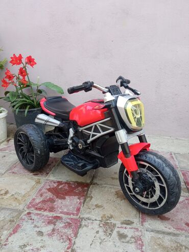 usaq masinlari фото: Usaq ucun motor satilir 100 azn. Akumlaytorla işləyir. Unvan Qaracuxur