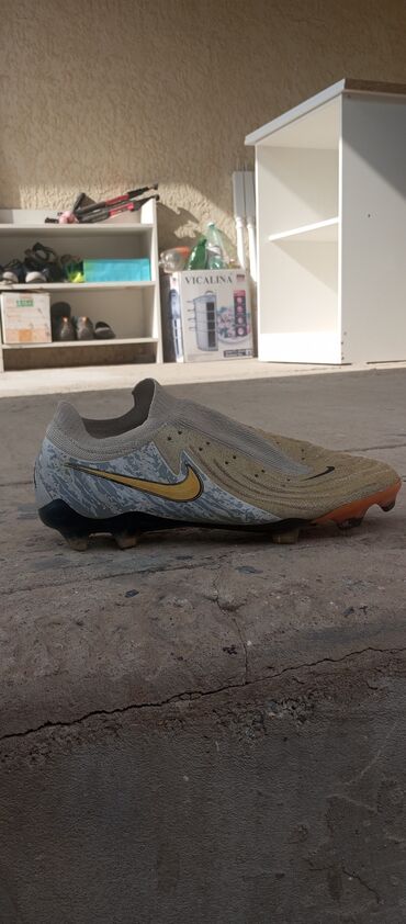 футбольный бутс: Бутсы Nike со шнуровкой, разработанные для оптимального сцепления на