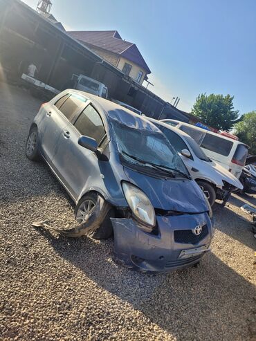 Toyota: Автомобиль Toyota Yaris синего цвета. Требует ремонта или может быть