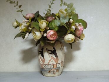 ваза латунь: Продаю вазочку с искусственными цветами