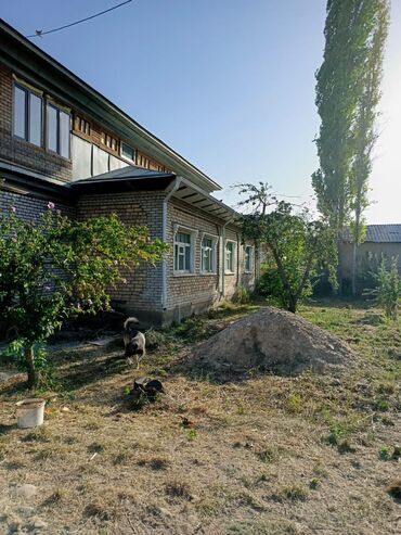 участок по дом: Продаётся кирпичный двухэтажный жилой дом с большим двором и садом.Дом