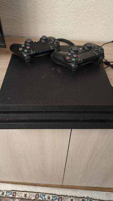 PS4 (Sony PlayStation 4): Продается Sony PlayStation 4 Pro с двумя беспроводными геймпадами — 1