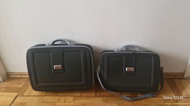 Настольные ПК и рабочие станции: Sənədlər, noutbuklar və digər əşyalar üçün nəzərdə tutulmuş iki ədəd