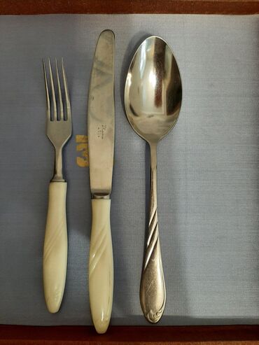 Наборы посуды: Продаю столовый набор из шести ложек,шести вилок,и пяти ножей — 7
