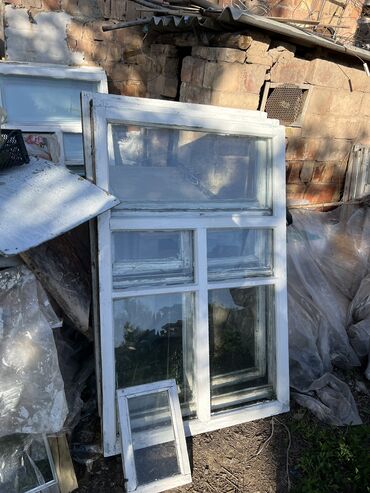 пластик окна ош: Деревянное окно, цвет - Белый, Б/у, 130 *85, Самовывоз