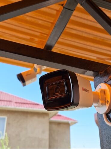 Видеонаблюдение: Белая цилиндрическая IP-камера Hikvision с кронштейном — 22