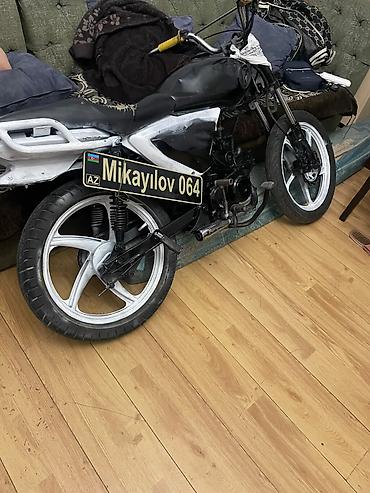 r17 sam: Qara rəngdə, sport üslubda yığılmış moped/motosiklet. Şəkillərdə — 3